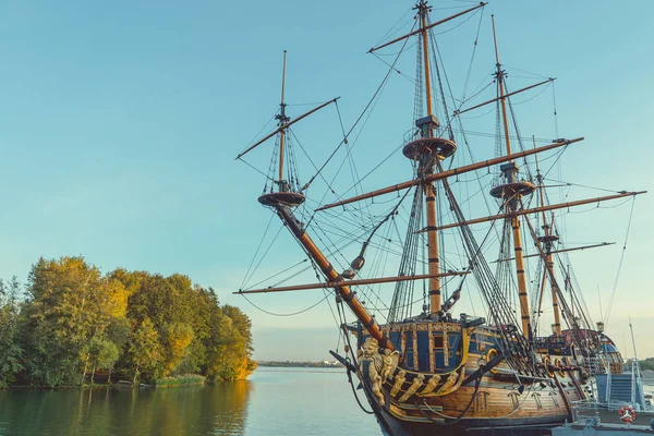 Çarlık döneminden kalma ahşap eski bir gemi Havana 'da demirlemiş.