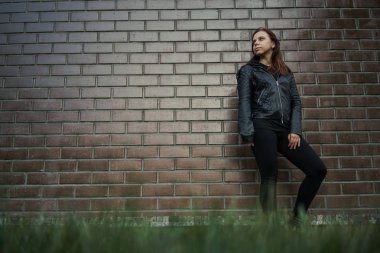 Tuğla duvarın önünde poz uzun saçlı güzel genç kız. Sezon ve sonbahar tatil. Metin için ile yer