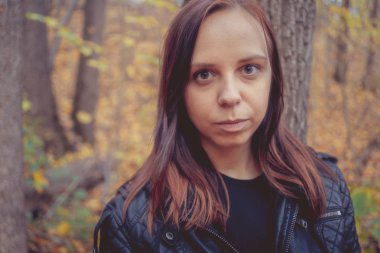 Genç kız sonbahar Park'ta yürüyordunuz. Kadınlarda sonbahar arka plan açık havada. Kız akşam sonbahar parkta yürüyüş