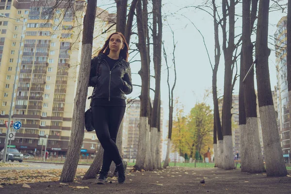 Chica Joven Caminando Parque Otoño Mujer Aire Libre Fondo Otoño — Foto de Stock