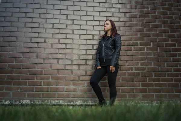 Hermosa Joven Con Pelo Largo Posando Frente Pared Ladrillo Vacaciones — Foto de Stock