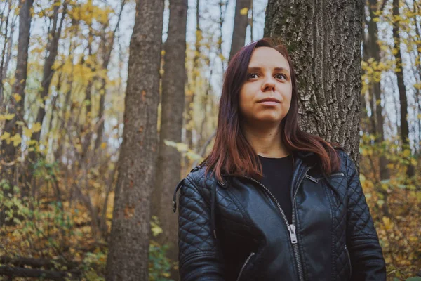 Chica Joven Caminando Parque Otoño Mujer Aire Libre Fondo Otoño — Foto de Stock