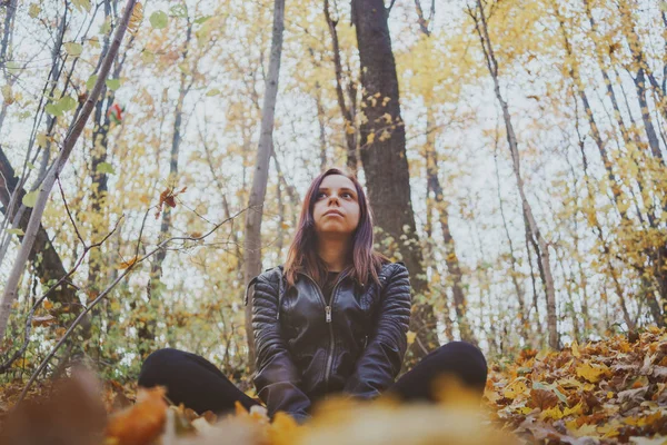 Junges Mädchen Beim Spazierengehen Herbstpark Frau Freien Auf Herbstlichem Hintergrund — Stockfoto