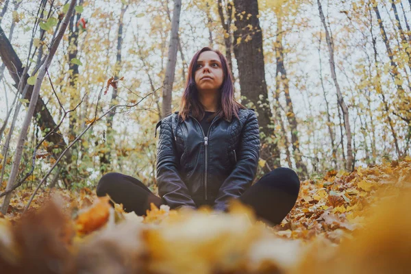 Junges Mädchen Beim Spazierengehen Herbstpark Frau Freien Auf Herbstlichem Hintergrund — Stockfoto