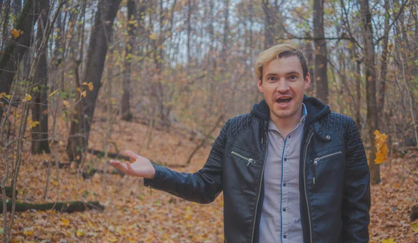 Mladík Parku Podzim Guy Venku Pádu Studenti Chodí Podzim Park — Stock fotografie