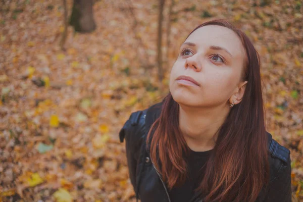 Genç Kız Sonbahar Park Yürüyordunuz Kadınlarda Sonbahar Arka Plan Açık — Stok fotoğraf