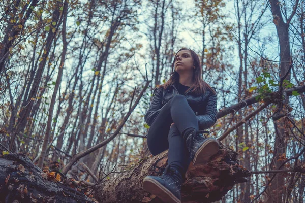 Jovem Caminhando Parque Outono Mulher Livre Fundo Outono Menina Andando — Fotografia de Stock