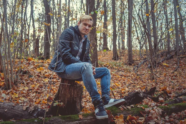 Joven Caminando Por Parque Otoño Tipo Aire Libre Otoño Caminatas — Foto de Stock