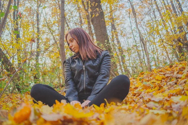 Молодая Девушка Гуляет Осеннем Парке Женщина Открытом Воздухе Осеннем Фоне — стоковое фото