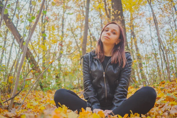 Junges Mädchen Beim Spazierengehen Herbstpark Frau Freien Auf Herbstlichem Hintergrund — Stockfoto