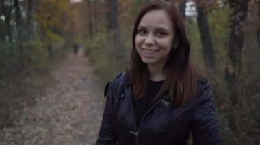 Genç kız sonbahar Park'ta yürüyordunuz. Kadınlarda sonbahar arka plan açık havada. Kız akşam sonbahar parkta yürüyüş