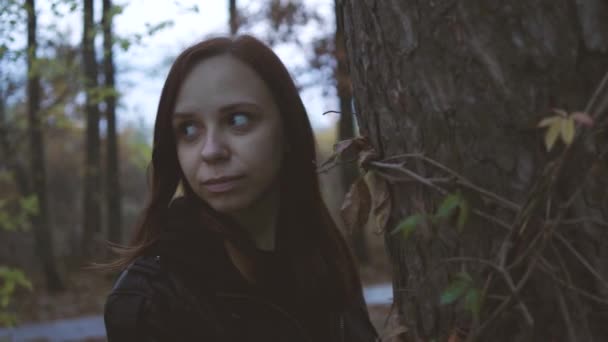 Молодая Девушка Гуляет Осеннем Парке Женщина Открытом Воздухе Осеннем Фоне — стоковое видео