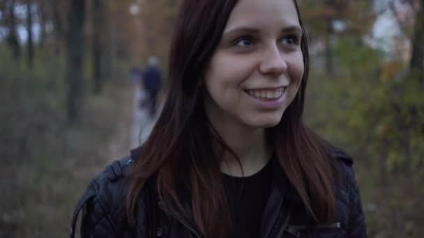 Ung Flicka Promenader Höst Park Kvinna Utomhus Hösten Bakgrund Flicka — Stockvideo