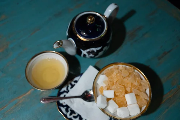 Bir Bardak Sıcak Çay Sugar Bowl Dan Beyaz Kahverengi Şeker — Stok fotoğraf