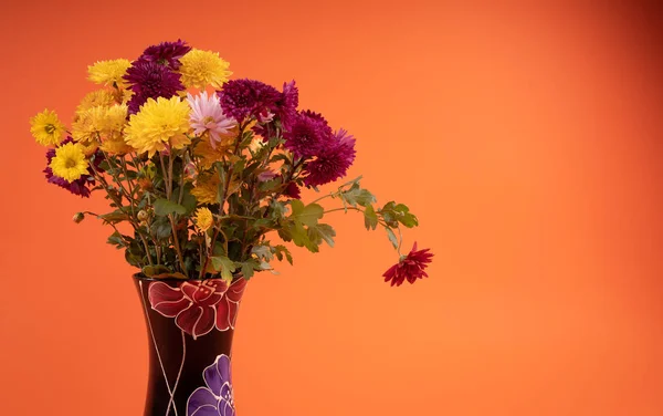 Chrysant Bloemen Een Boeket Van Kleurrijke Bloemen Een Oranje Achtergrond — Stockfoto