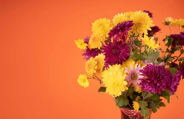 Цветы Хризантемы Букет Красочных Цветов Оранжевом Фоне — стоковое фото