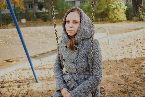 Hermosa Joven Con Abrigo Balanceándose Columpio Contexto Del Entorno Urbano — Foto de Stock