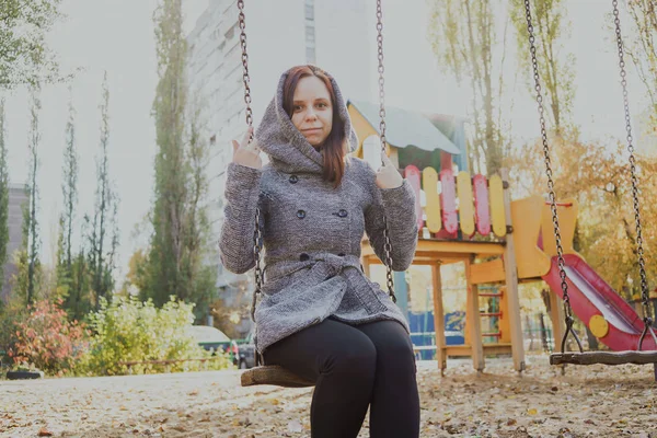 Bella Ragazza Con Cappotto Che Oscilla Altalena Sullo Sfondo Dell — Foto Stock