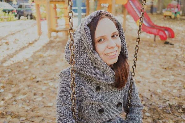 Bella Ragazza Con Cappotto Che Oscilla Altalena Sullo Sfondo Dell — Foto Stock