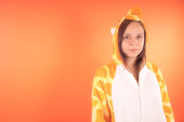 pijama bir zürafa şeklinde. duygusal portre turuncu bir arka plan bir kız. takım elbiseli çılgın ve komik bir kadın. çocuk partileri için animatör