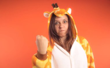 pijama bir zürafa şeklinde. duygusal portre turuncu bir arka plan bir kız. takım elbiseli çılgın ve komik bir kadın. çocuk partileri için animatör