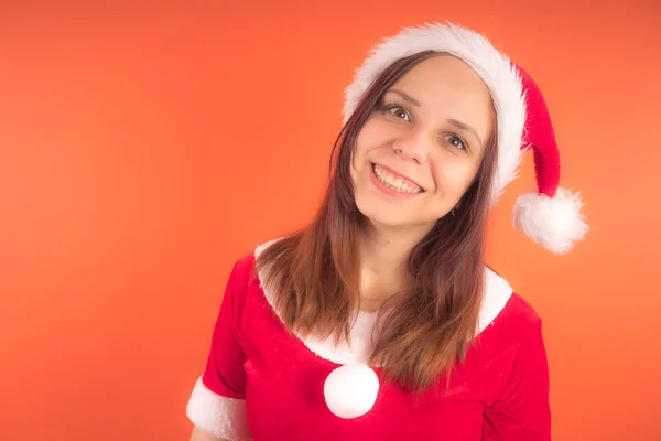 Ritratto Una Giovane Ragazza Vestita Babbo Natale Sfondo Arancione Felice — Foto Stock