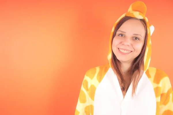 Pizsamák Képernyőn Egy Zsiráf Érzelmi Portré Egy Lány Narancsszínű Háttérrel — Stock Fotó