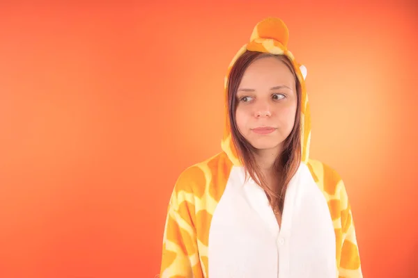 Pizsamák Képernyőn Egy Zsiráf Érzelmi Portré Egy Lány Narancsszínű Háttérrel — Stock Fotó