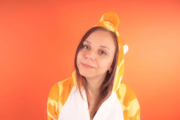 Pyžamo Podobě Žirafa Emocionální Portrét Dívky Oranžové Pozadí Šílený Zábavný — Stock fotografie