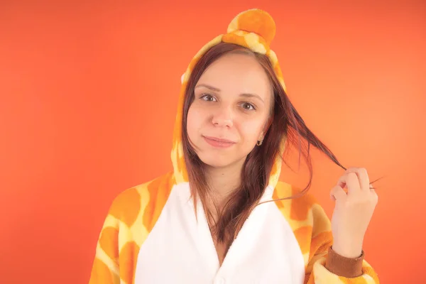 Pijama Bir Zürafa Şeklinde Duygusal Portre Turuncu Bir Arka Plan — Stok fotoğraf
