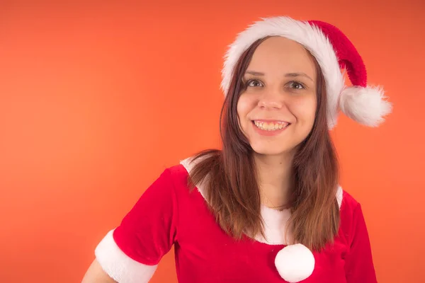 Retrato Uma Jovem Vestida Papai Noel Fundo Laranja Feliz Ano — Fotografia de Stock