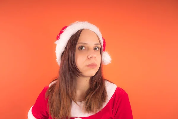 Retrato Uma Jovem Vestida Papai Noel Fundo Laranja Feliz Ano — Fotografia de Stock