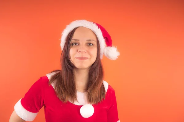 Noel Baba Olarak Turuncu Zemin Üzerine Giymiş Genç Bir Kızın — Stok fotoğraf