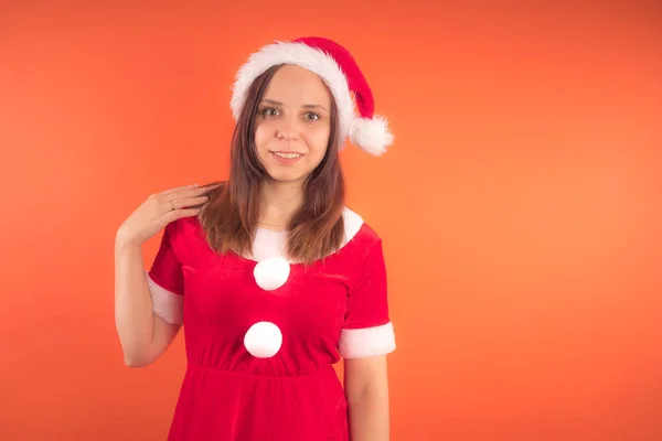 在橙色背景打扮成圣诞老人的年轻女孩的肖像 新年快乐 圣诞快乐 — 图库照片
