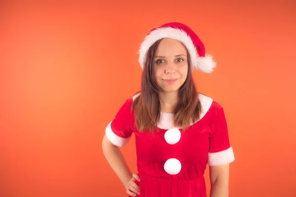 Ritratto Una Giovane Ragazza Vestita Babbo Natale Sfondo Arancione Felice — Foto Stock