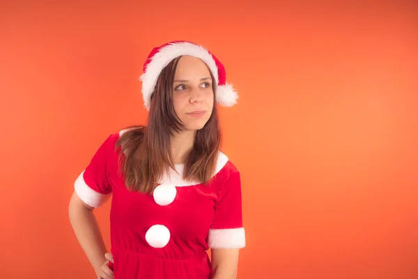 Portrait Une Jeune Fille Habillée Père Noël Sur Fond Orange — Photo