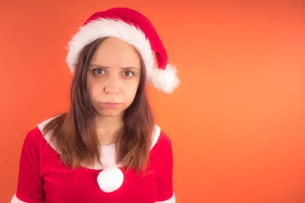 Retrato Uma Jovem Vestida Papai Noel Fundo Laranja Feliz Ano — Fotografia de Stock