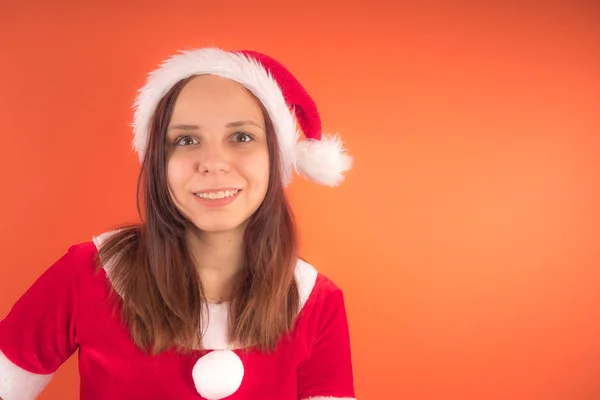 Noel Baba Olarak Turuncu Zemin Üzerine Giymiş Genç Bir Kızın — Stok fotoğraf