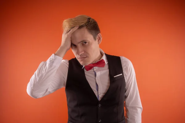 Joven Guapo Con Camisa Blanca Con Chaleco Negro Una Mariposa — Foto de Stock