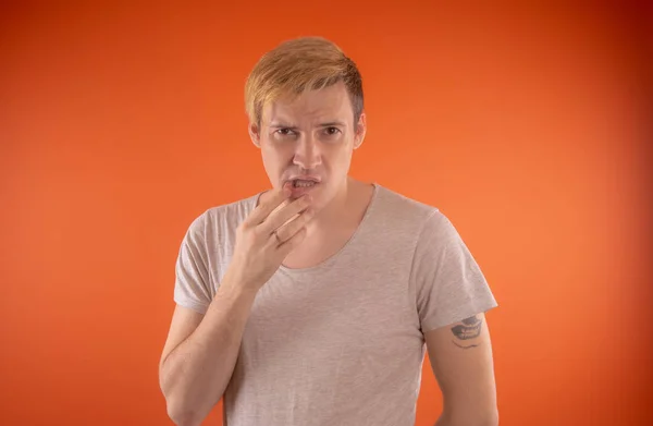 Hermoso Joven Camiseta Ligera Posando Sobre Fondo Naranja — Foto de Stock