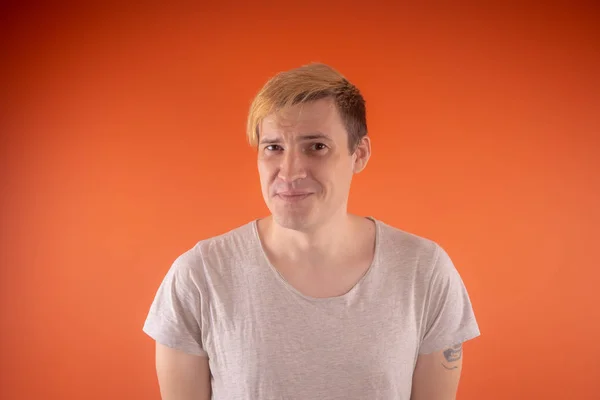 Hermoso Joven Camiseta Ligera Posando Sobre Fondo Naranja — Foto de Stock