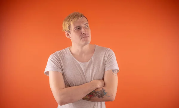 Hermoso Joven Camiseta Ligera Posando Sobre Fondo Naranja — Foto de Stock