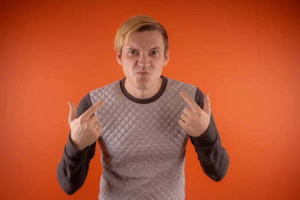 Hombre Joven Guapo Suéter Gris Posando Sobre Fondo Naranja — Foto de Stock