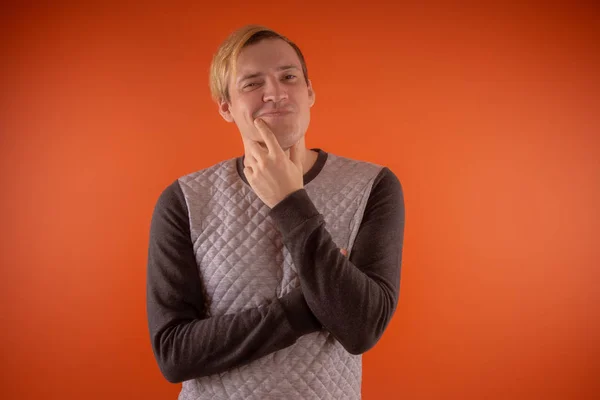 Hombre Joven Guapo Suéter Gris Posando Sobre Fondo Naranja — Foto de Stock