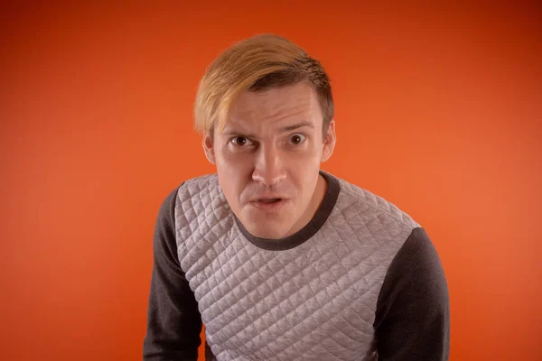 Hombre Joven Guapo Suéter Gris Posando Sobre Fondo Naranja — Foto de Stock