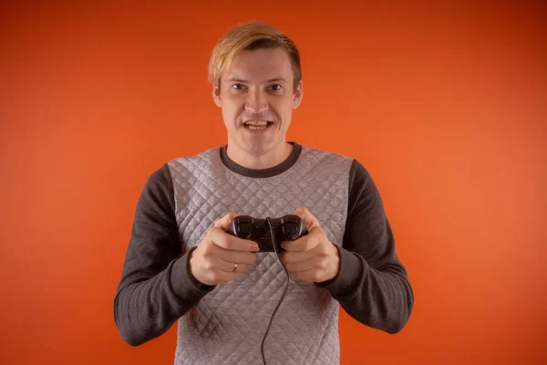 Een Jonge Kerel Houdt Een Gamepad Zijn Handen Emotionele Portret — Stockfoto