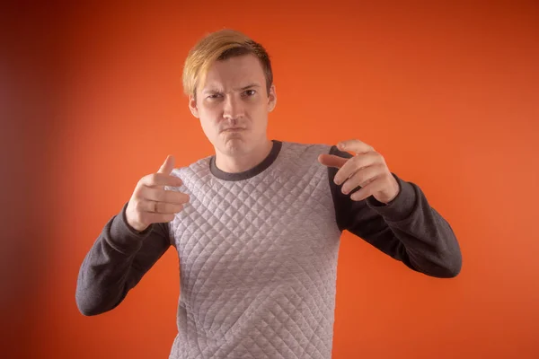 Hombre Joven Guapo Suéter Gris Posando Sobre Fondo Naranja — Foto de Stock