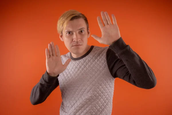 Hombre Joven Guapo Suéter Gris Posando Sobre Fondo Naranja — Foto de Stock