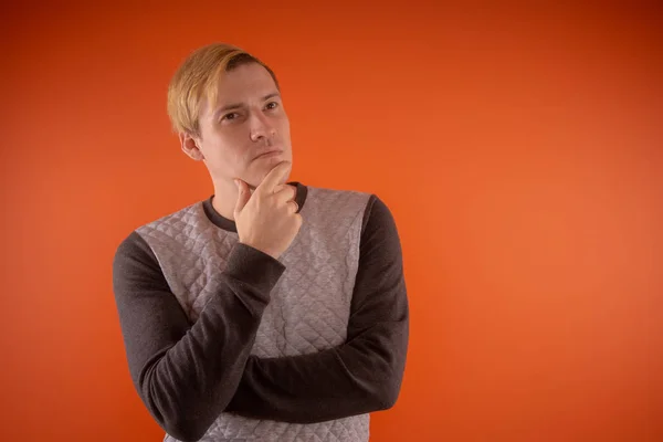 Hombre Joven Guapo Suéter Gris Posando Sobre Fondo Naranja — Foto de Stock