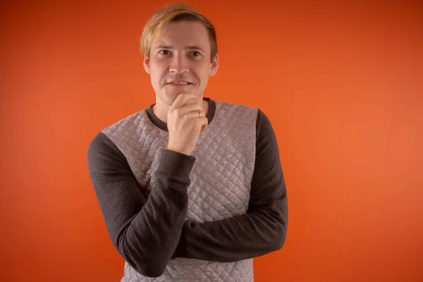 Hombre Joven Guapo Suéter Gris Posando Sobre Fondo Naranja — Foto de Stock